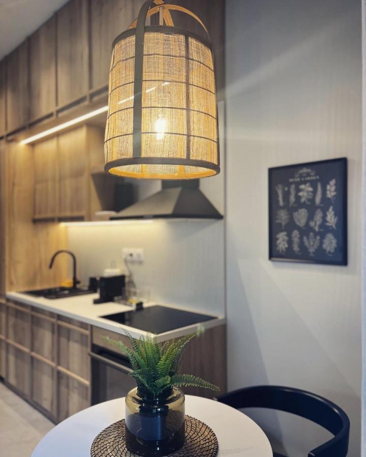 Luxurious Wooden Detail Flat In City Center Chalkida Exterior photo