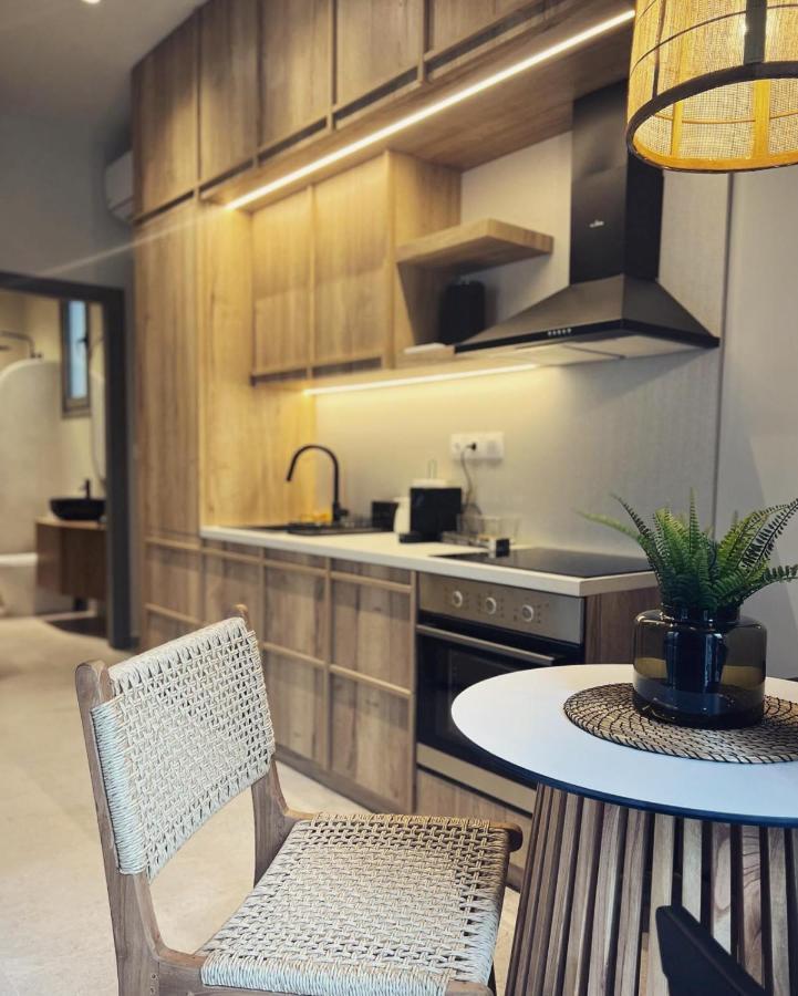 Luxurious Wooden Detail Flat In City Center Chalkida Exterior photo
