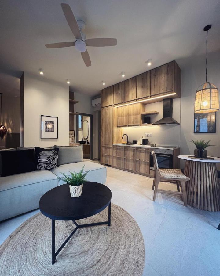 Luxurious Wooden Detail Flat In City Center Chalkida Exterior photo