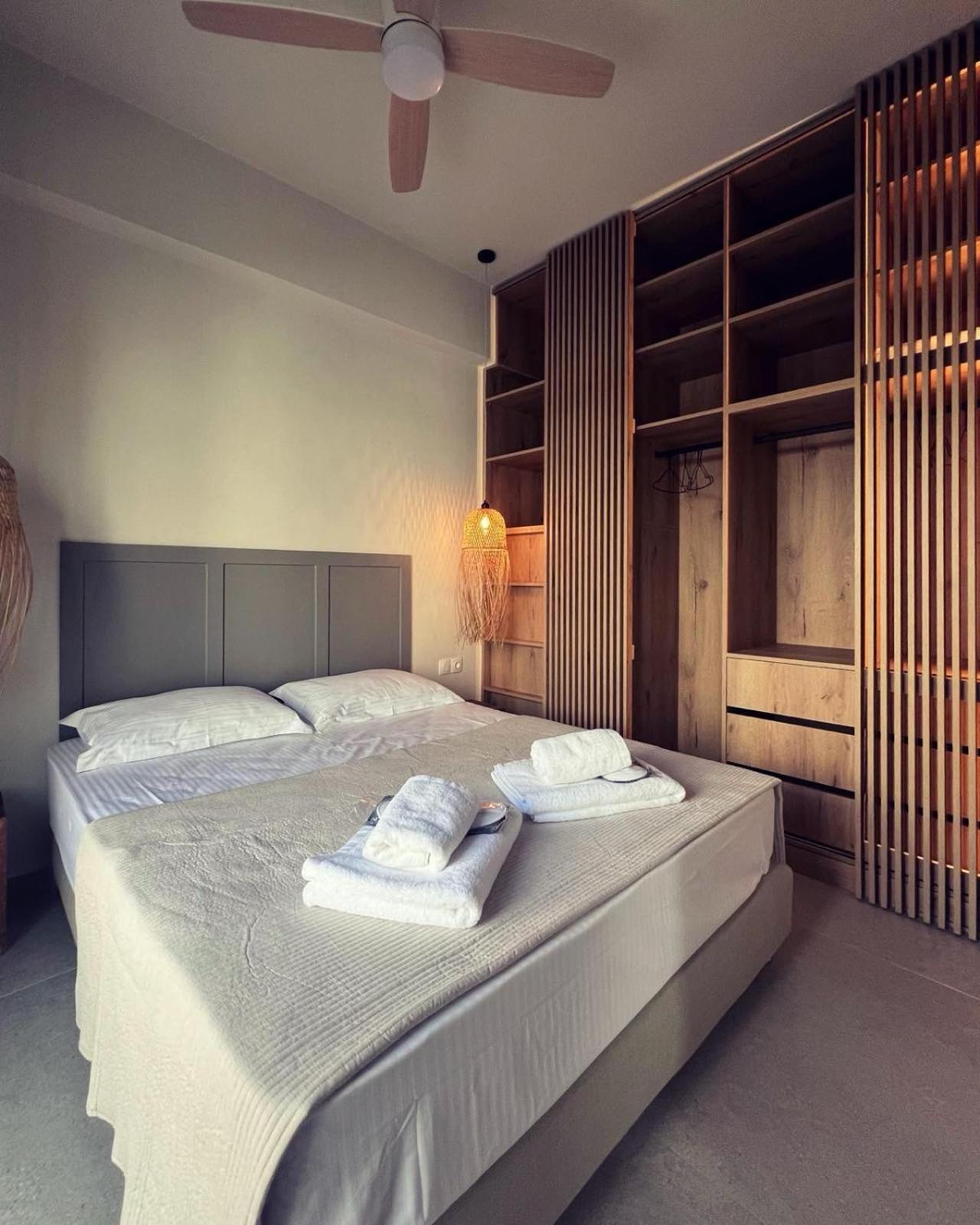 Luxurious Wooden Detail Flat In City Center Chalkida Exterior photo