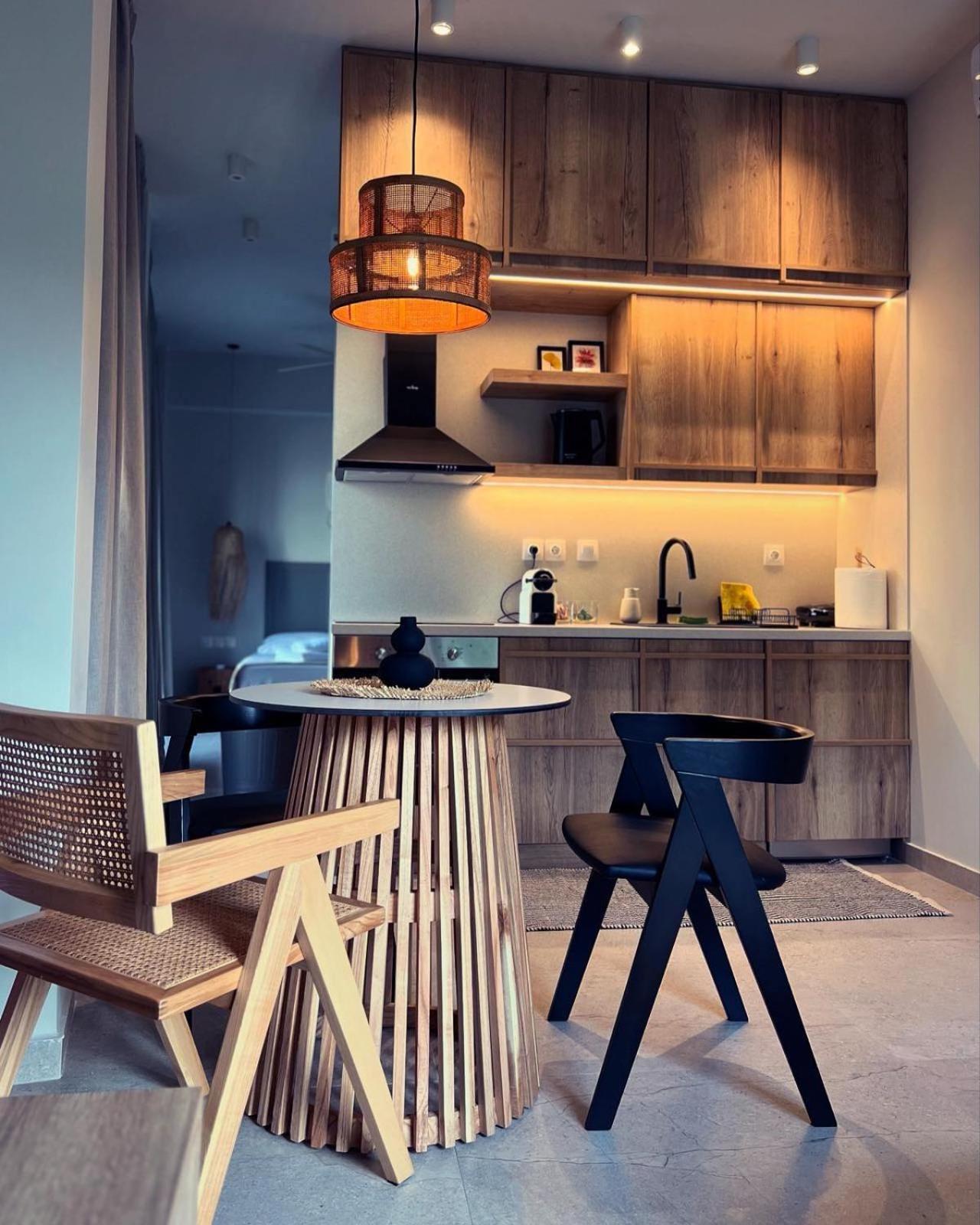 Luxurious Wooden Detail Flat In City Center Chalkida Exterior photo