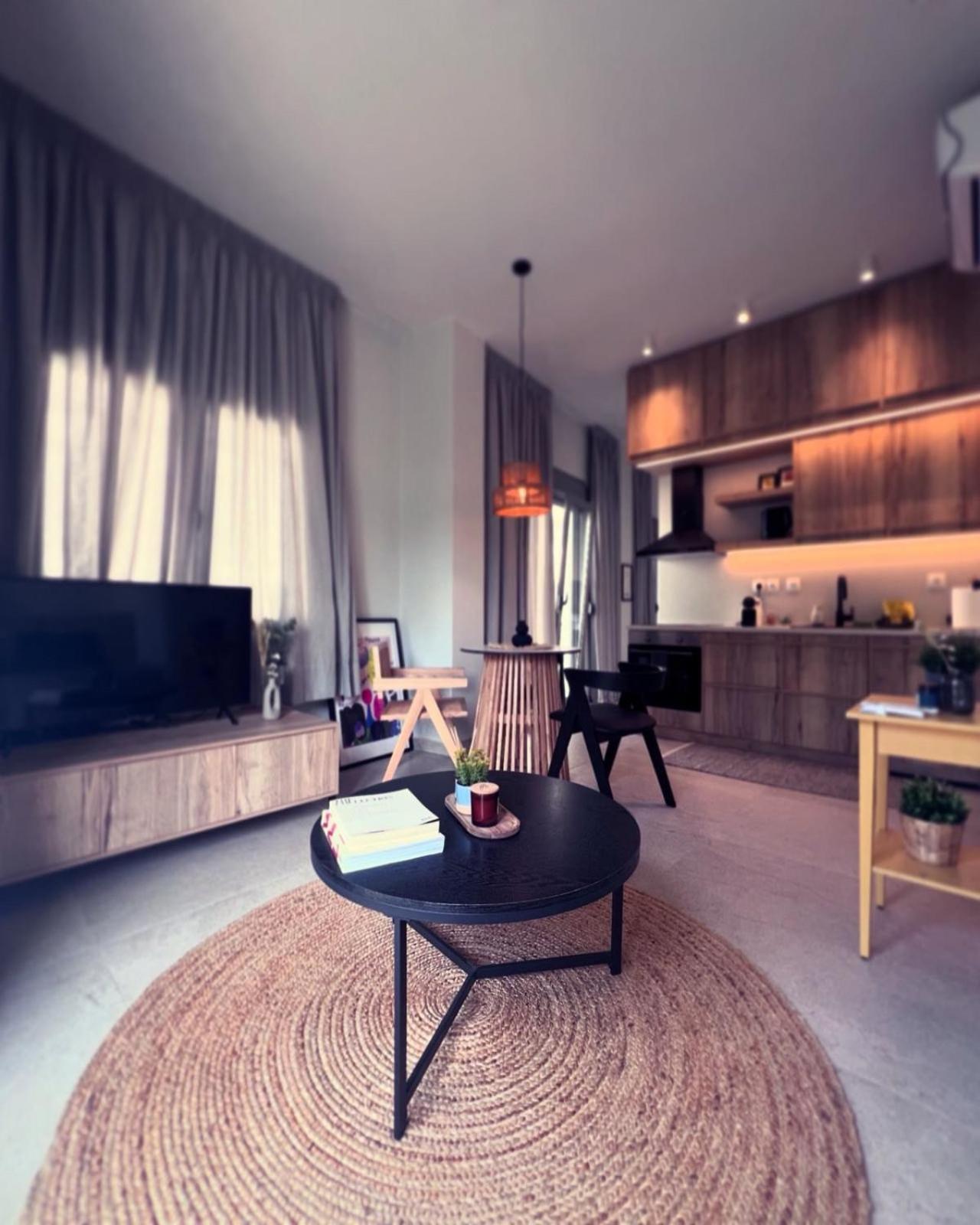 Luxurious Wooden Detail Flat In City Center Chalkida Exterior photo